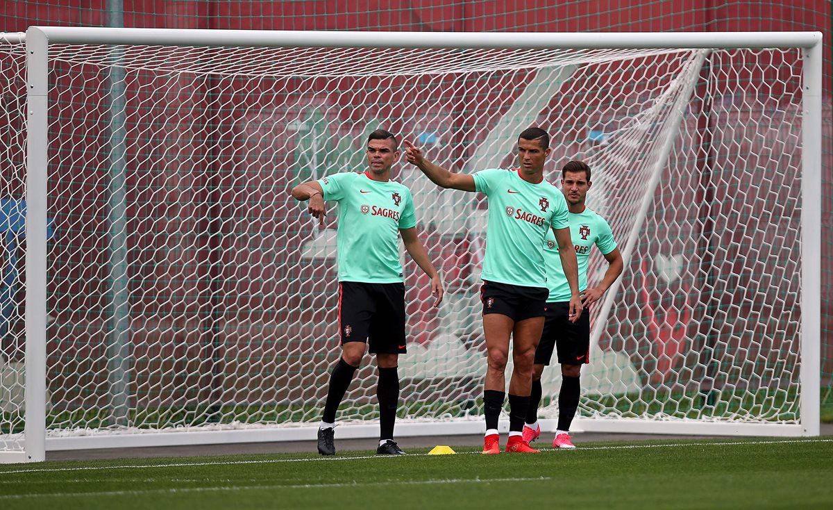 Pepe, Cristiano Ronaldo y Andre Gómez durante el entrenamiento de Portugal en Rusia. (Foto Prensa Libre: AFP)
