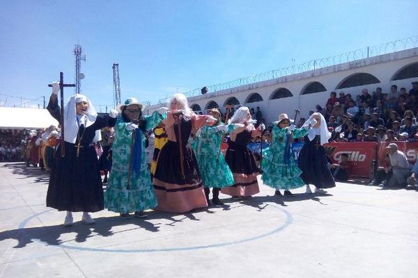 Baile Folclórico Las Abuelitas recorre las calles de El Tejar. (Foto Prensa Libre: Víctor Chamalé)