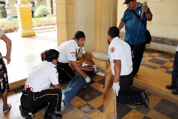 Socorristas brindan atención a un vecino en el palacio de Gobernación Departamental de Retalhuleu, donde se efectuó un simulacro de terremoto. (Foto Prensa Libre: Rolando Miranda) <br _mce_bogus="1"/>