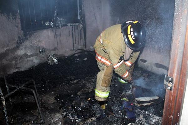 Bomberos Voluntarios trabajan para sofocar el incendio. (Foto Prensa Libre: Rolando Miranda).