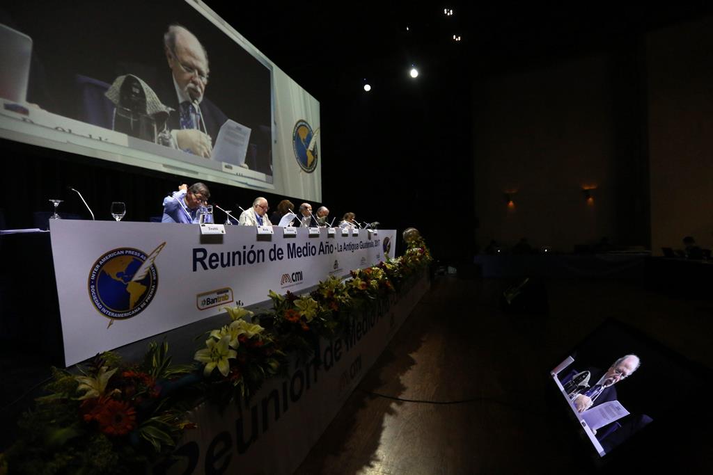 Juan Pablo Illanes,  integrantes de la Asamblea de Sociedad Interamericana de Prensa (SIP), habla sobre las conclusiones de la reunión. (Foto Prensa Libre: EFE)