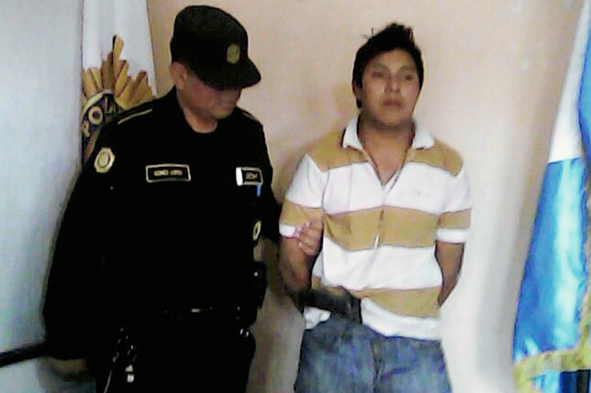 Edwin Baldomero Chicóp Jolón fue detenido por la PNC y la PMT de Santiago Sacatepéquez. (Foto Prensa Libre: Renato Melgar)