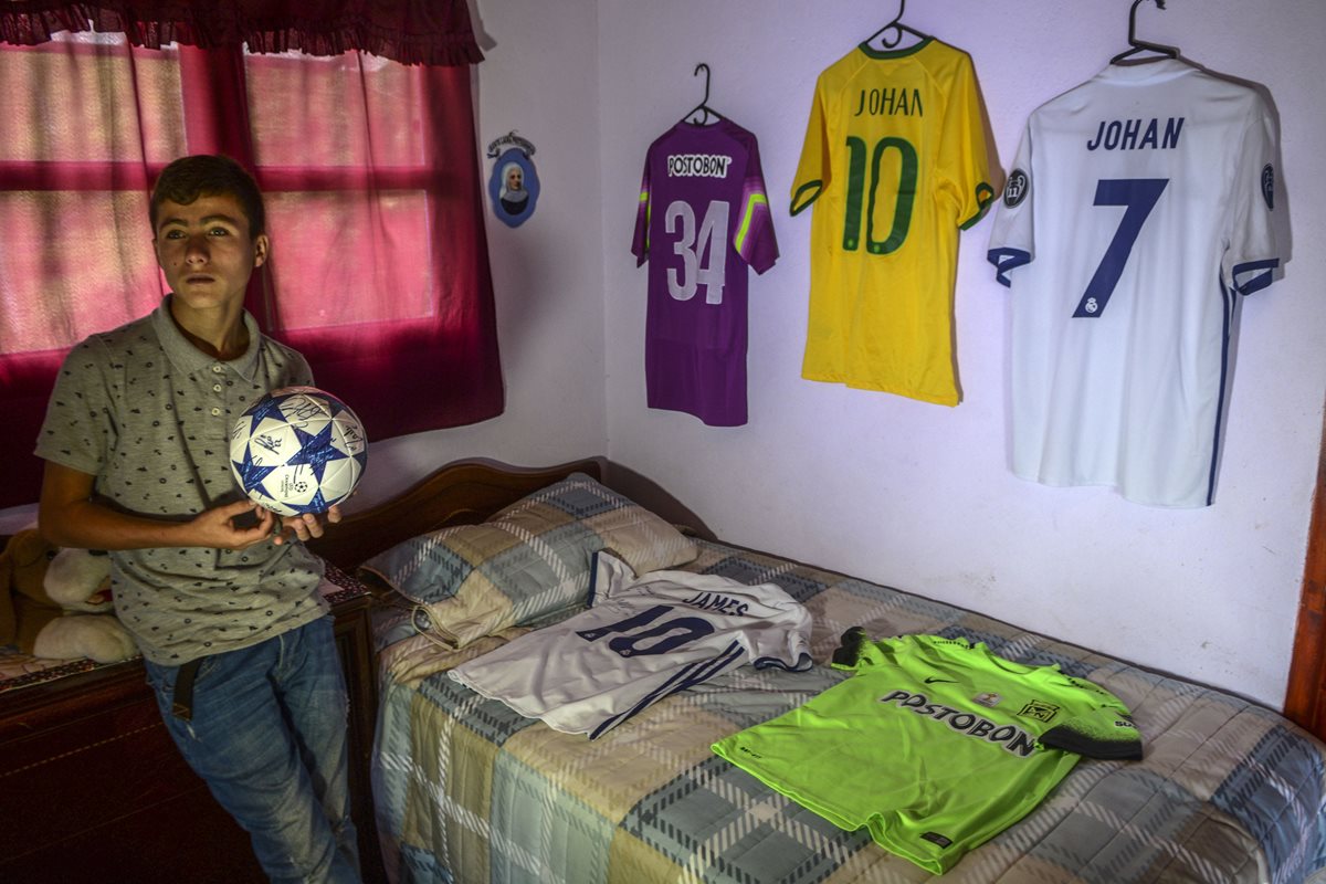 Johan Alexis Ramírez es el "Niño Ángel" que sueña con ser futbolista. (Foto Prensa Libre: AFP).