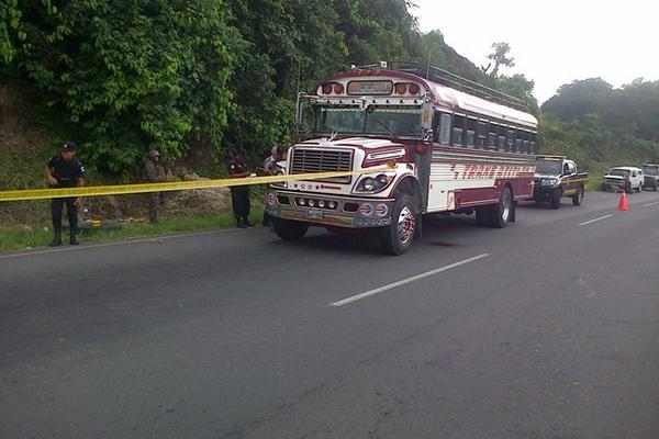Autoridades trabajan en la unidad donde quedó el cadáver de Tomás Sosof en Patulul, Suchitepéquez. (Foto Prensa Libre: Enrique Paredes). <br _mce_bogus="1"/>