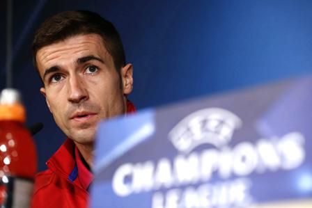El centrocampista del Atlético de Madrid, Gabi Fernández, durante la rueda de prensa que el equipo ha ofrecido este lunes en el estadio Santiago Bernabéu, donde mañana se enfrenta al Real Madrid en el partido de semifinales de la Liga de Campeones. (Foto Prensa Libre: EFE).