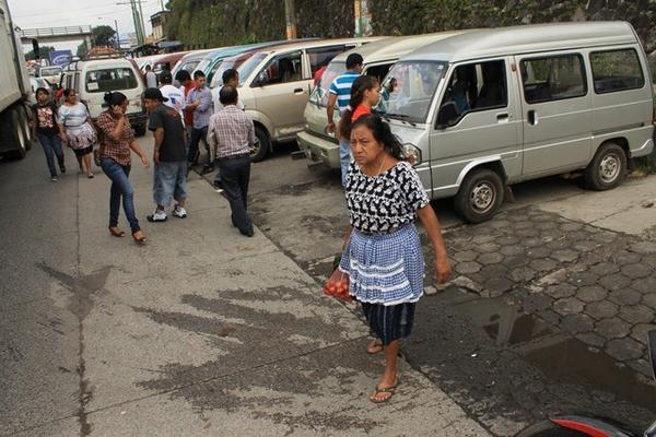 Pilotos bloquean el kilómetro 42 de la ruta antigua entre Palín y Escuintla, para denunciar que son víctimas de extorsiones. (Foto Prensa Libre: Enrique Paredes)<br _mce_bogus="1"/>