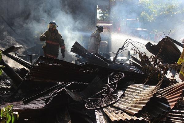 Bomberos Voluntarios remueven escombros luego de sofocar el incendio en los inmuebles afectados en Mazatenango. (Foto Prensa Libre: Danilo López)<br _mce_bogus="1"/>