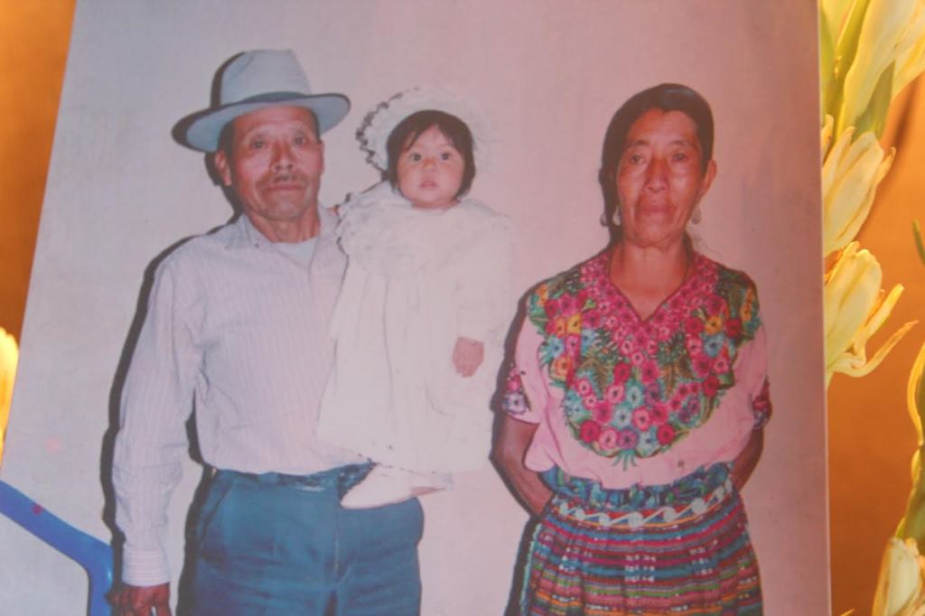 José Ceferino Xicón Felipe y María Juana Sulá en vida. Los acompaña una nieta. (Foto Prensa Libre: Víctor Chamalé).