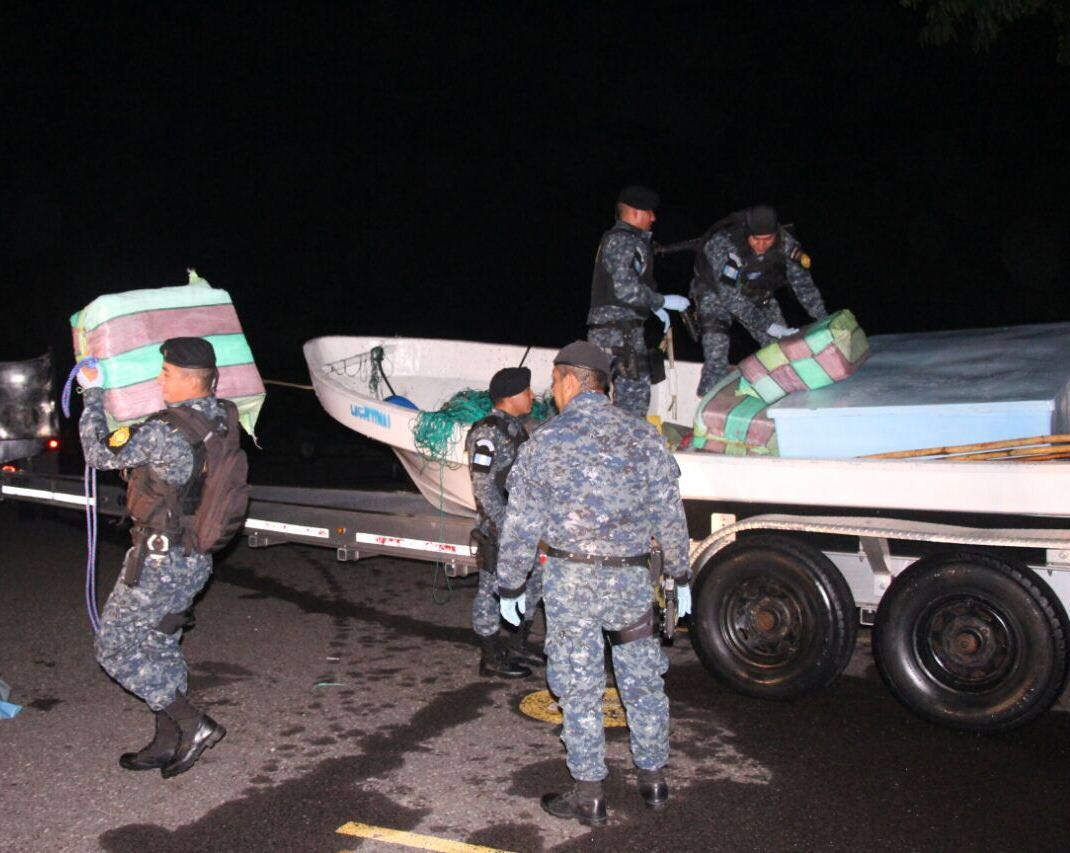 Además de los 660 paquetes de droga incautados en el Pacífico, la PNC reportó la captura de cinco personas. (Foto Prensa Libre: PNC)