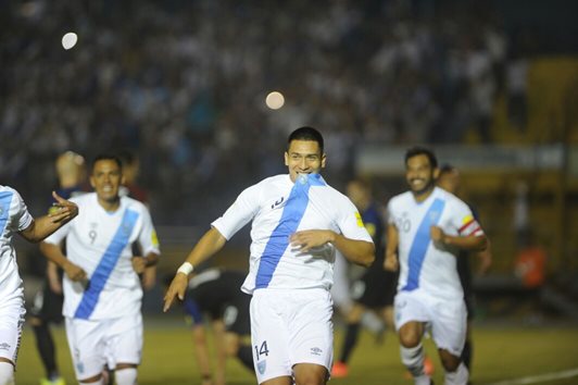 Rafael Humberto Morales celebra lleno de euforia la anotación que consiguió contra Estados Unidos, el pasado Viernes Santo (Foto Prensa Libre: Hemeroteca PL)
