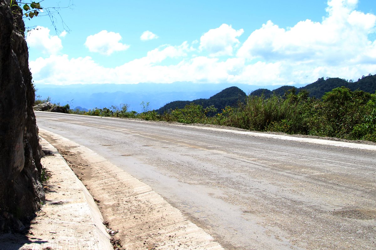 Los 43 kilómetros ya reparados se deterioran cada día más. (Foto Prensa Libre: Eduardo Sam)