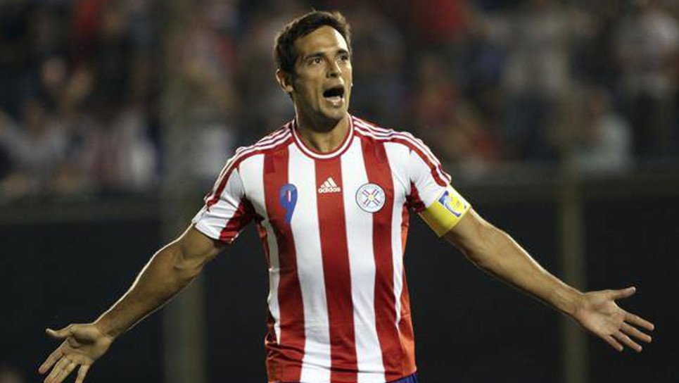 Roque Santacruz fue llamado a la Selección de Paraguay. (Foto Prensa Libre: AP).