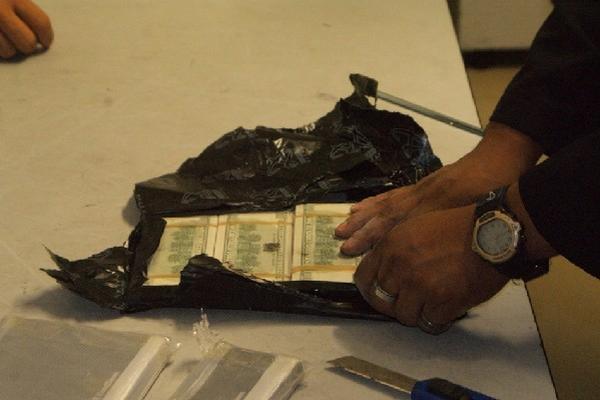 los dólares van escondidos en maletas, pegados  en libros o bien son llevados en torno al cuerpo. (Foto Prensa Libre: Archivo)