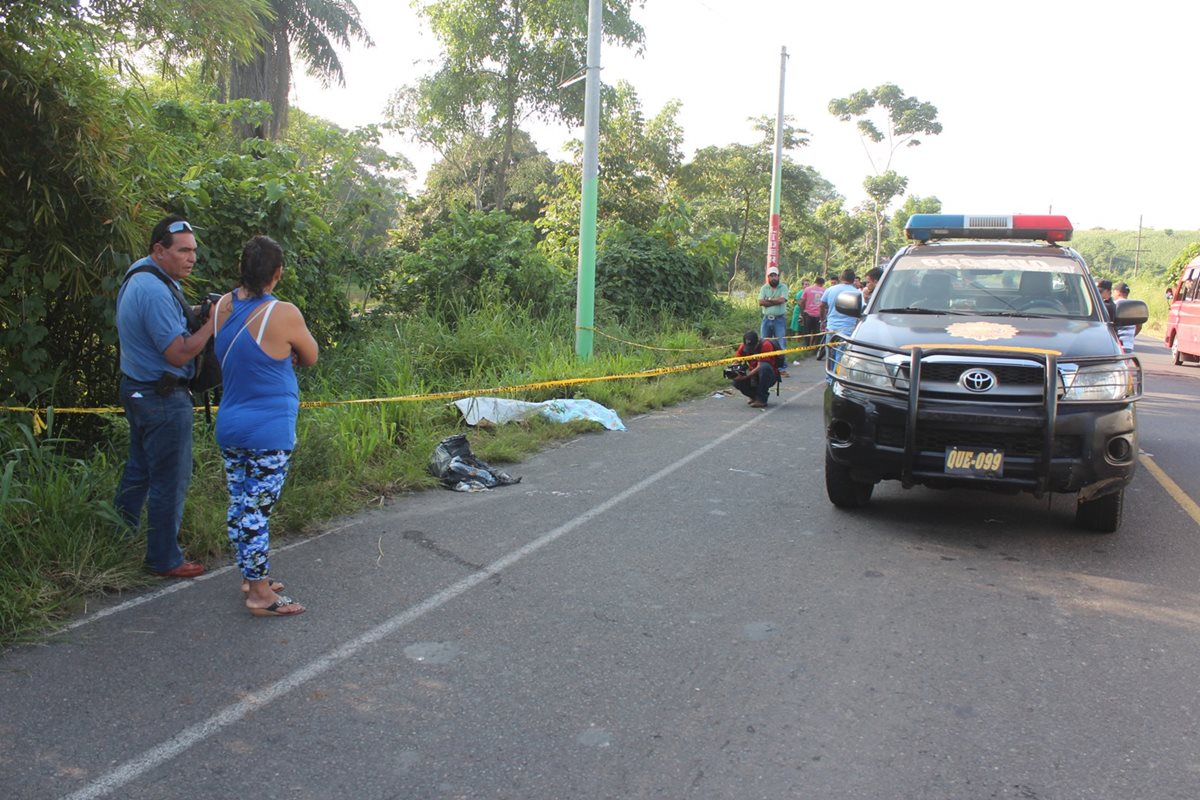 Cadáver quedó a un costado del pavimento. (Foto Prensa Libre: Alexánder Coyoy)