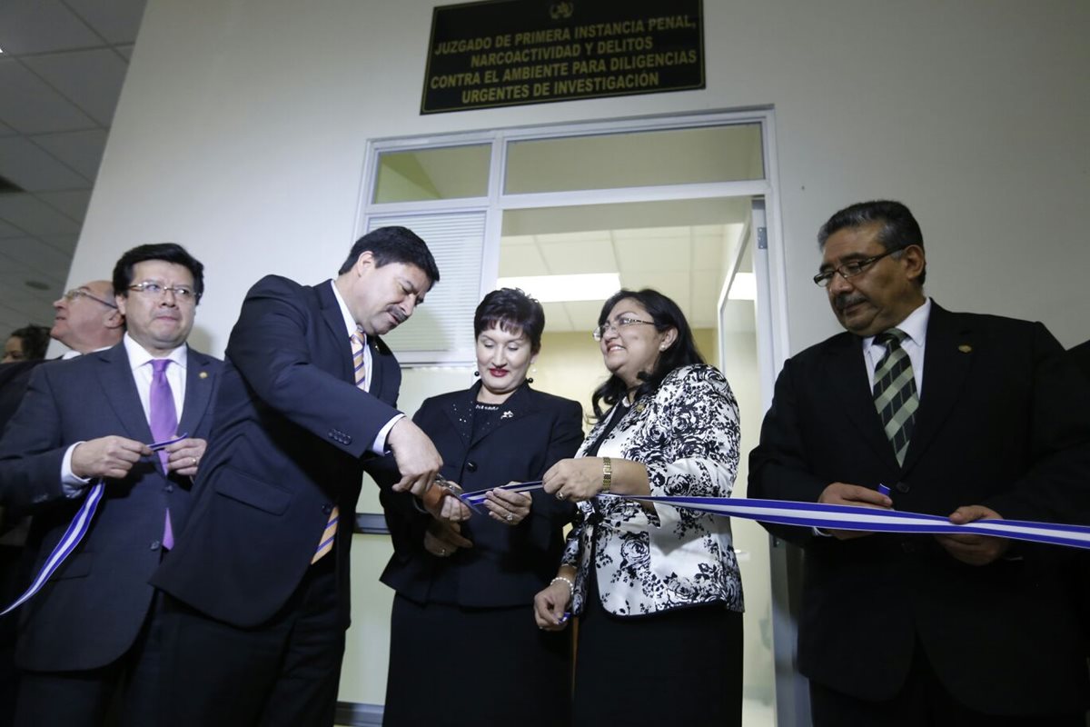 Ranulfo Rojas, presidente del OJ, y Thelma Aldana, jefa del MP, durante el acto de apertura. (Foto Prensa Libre: Erick Ávila)