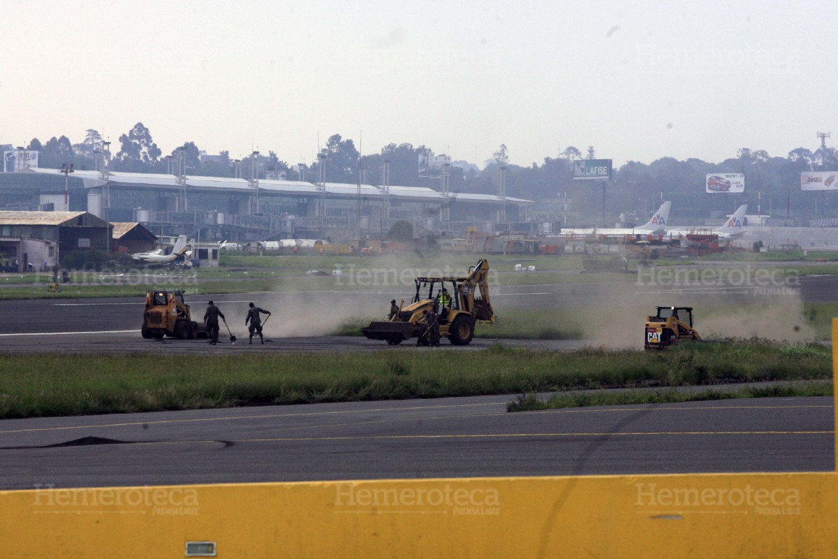 La pista del Aeropuerto La Aurora quedó cubierta de ceniza volcánica.