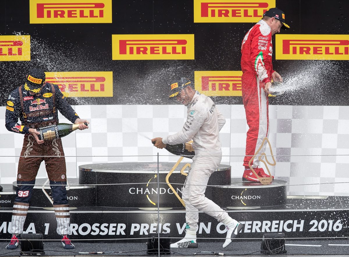Max Verstappen, Lewis Hamilton y Kimi Raeikkoenen festejaron en el podio del GP de Austria. (Foto Prensa Libre: EFE)