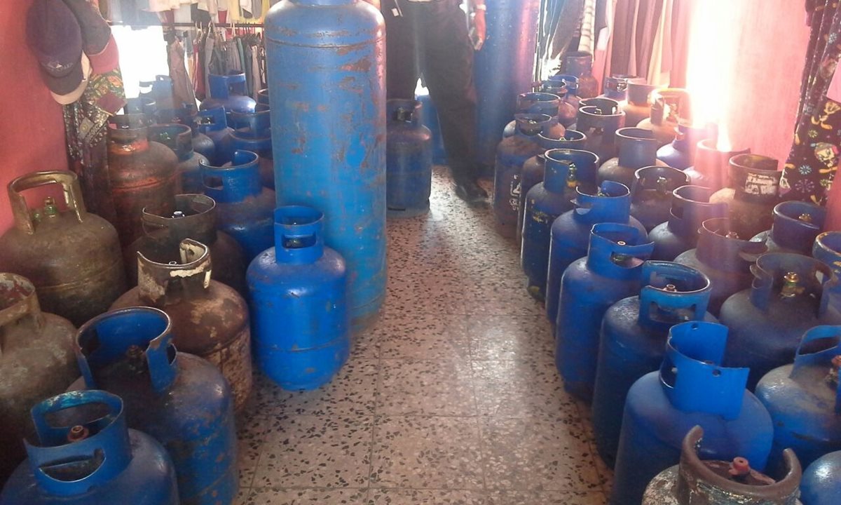 Un hombre que descargaba 117 cilindros de gas a una vivienda fue detenido. (Foto Prensa Libre: PNC)