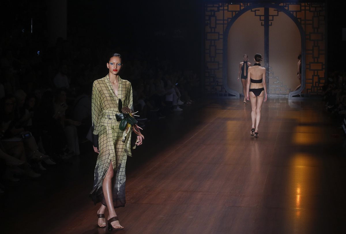 Diseños de la colección de la modista Adriana Degreas, durante la Semana de la Moda de Sao Paulo, Brasil. (Foto Prensa Libre: AFP)