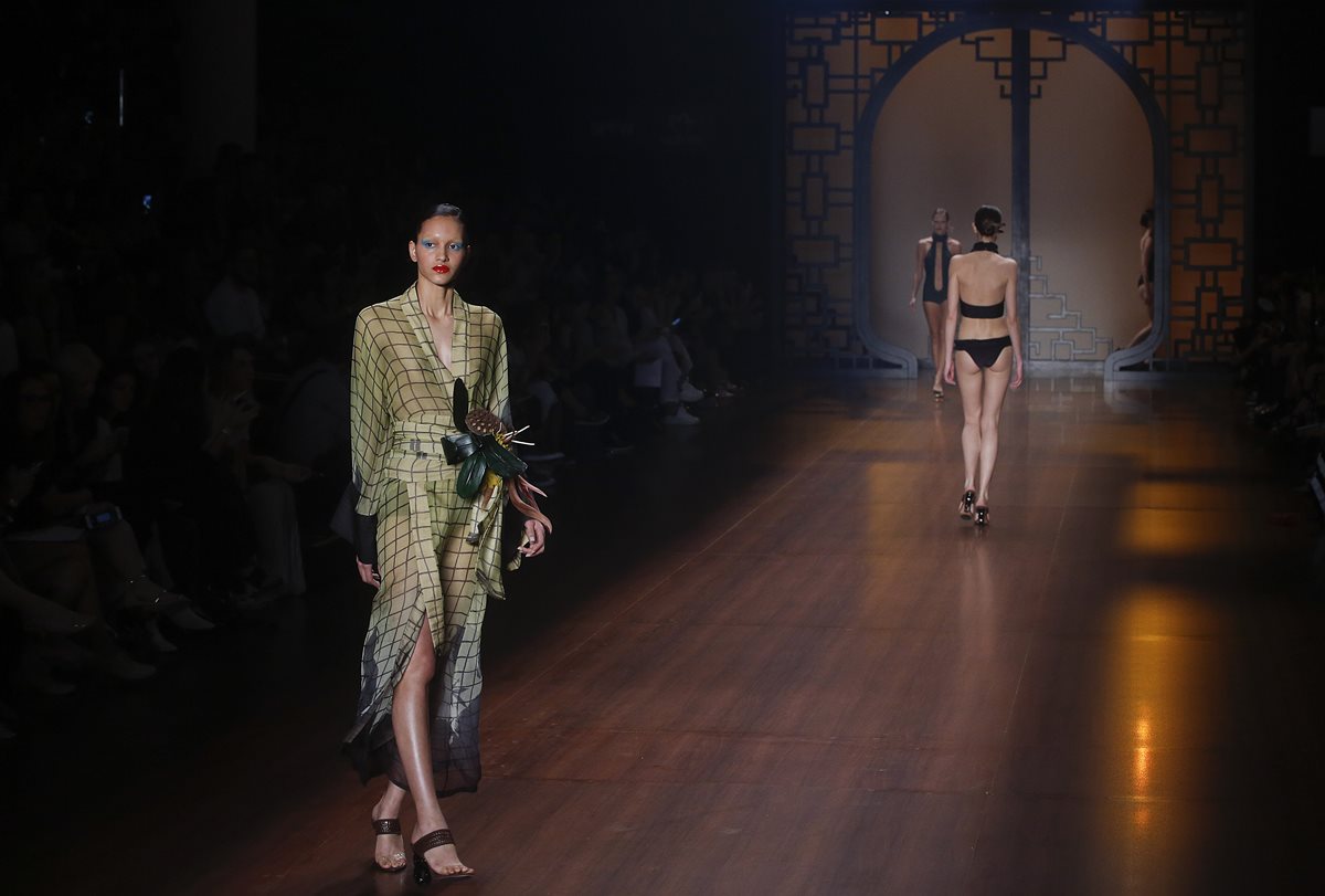 Diseños de la colección de la modista Adriana Degreas, durante la Semana de la Moda de Sao Paulo, Brasil. (Foto Prensa Libre: AFP)