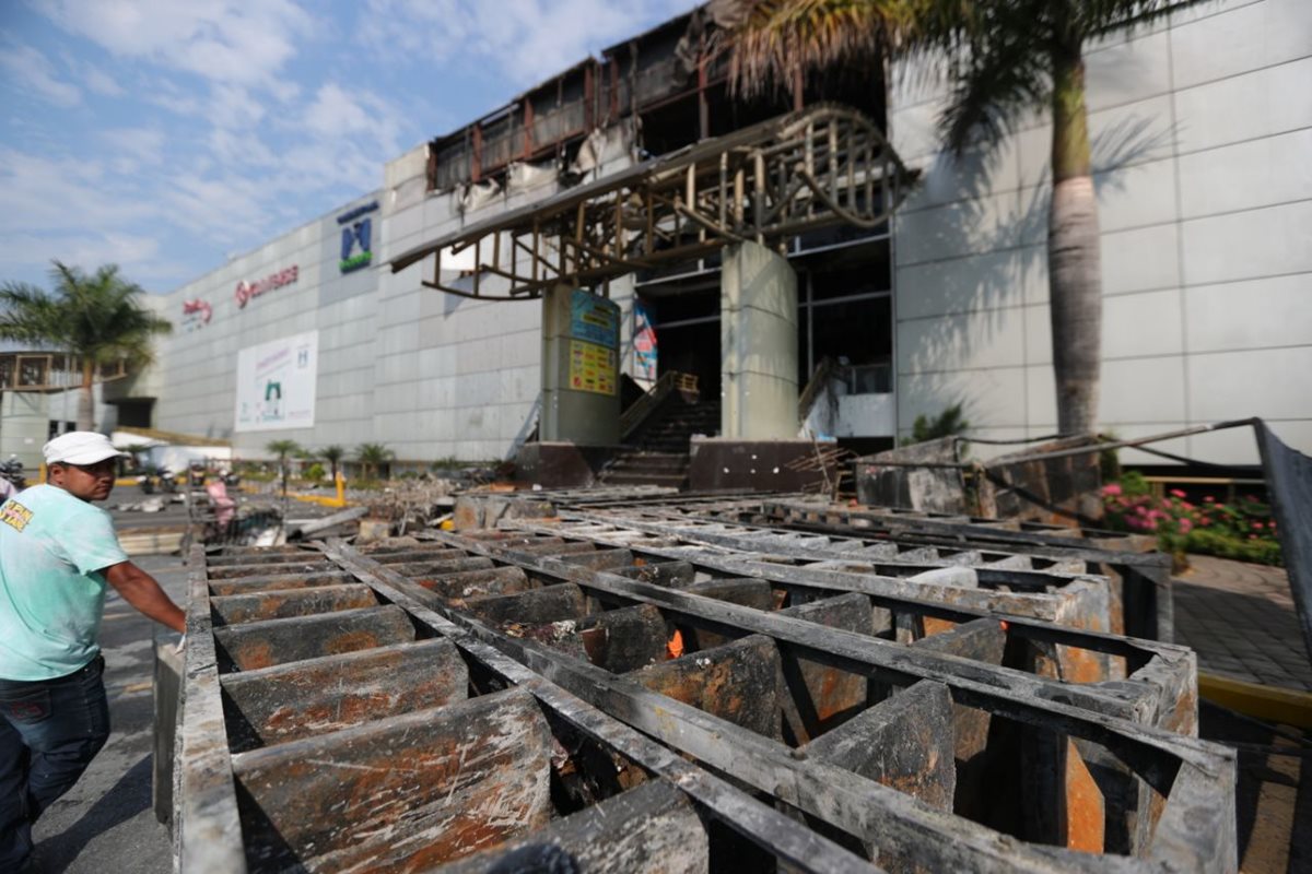 Un incendio consumió un local comercial ubicado en el segundo nivel de un centro comercial ubicado en la zona 7 capitalina. (Foto Prensa Libre: Carlos Hernández)