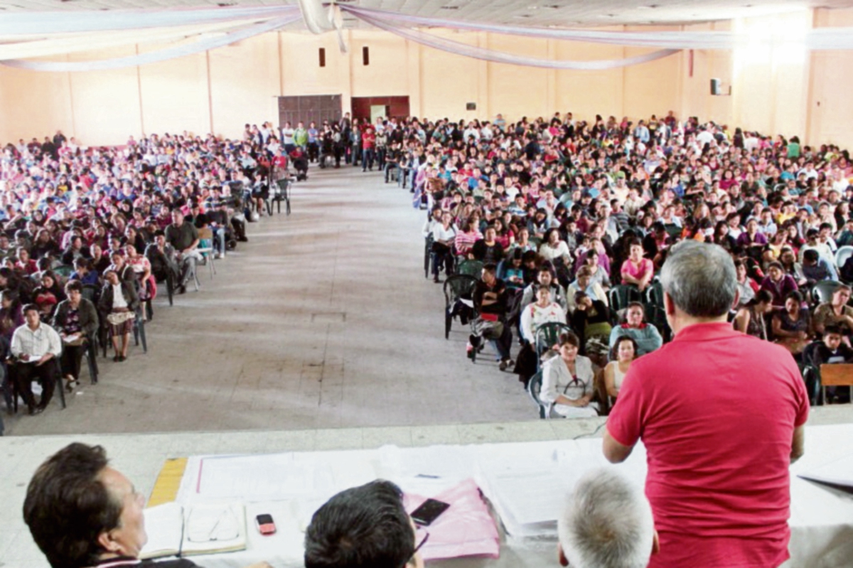 Maestros participan  en asamblea, en Xelajú, en la cual se esperaba que la dirigencia anunciara apoyo a protestas contra la corrupción.