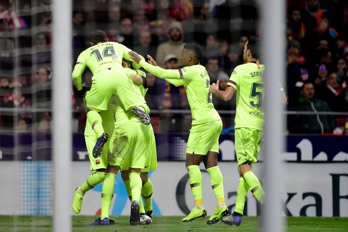 Los jugadores del Barcelona, festejan el gol de Dembelé. (Foto Prensa Libre: AFP)