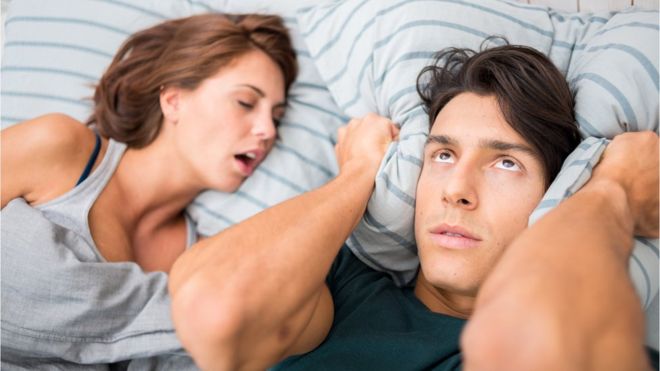 ¿Los ronquidos de tu pareja no te dejan dormir? Te presentamos algunas soluciones tecnológicas que prometen ayudarte a conciliar el sueño. GETTY IMAGES