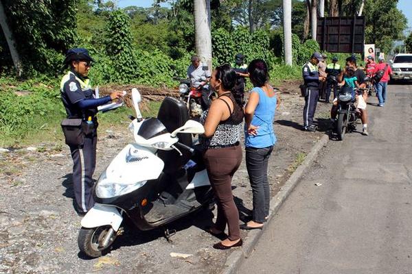 Según las autoridades, el 30 por ciento de los contribuyentes de Retalhuleu no ha cancelado el impuesto de circulación. (Foto Prensa Libre: Rolando Miranda).