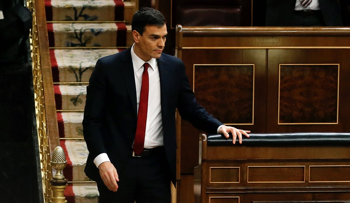 Pedro Sanchez, líder socialesta español, baja de su escaño después de haber sido rechazado por el Parlamento. (Foto Prensa Libre: EFE).