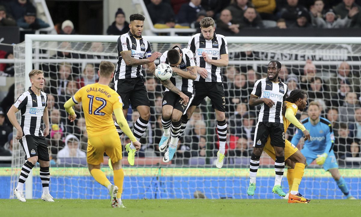 Después de una temporada en la segunda división, Newcastle United certificó el lunes su regreso a la Liga Premier tras vencer 4-1 a Preston North End. (Foto Prensa Libre: AFP)