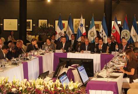 Los mandatarios Laura Chinchilla, de Costa Rica; Ricardo Martinelli, de Panamá, y Otto Pérez, de Guatemala, en la cumbre sobre despenalización de drogas, en Antigua Guatemala. (Esbin García)