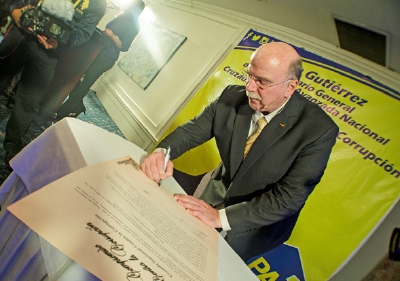 El precandidato a la presidencia, Juan Gutiérrez, firma el compromiso público contra la corrupción. (Foto Prensa Libre: PAN)