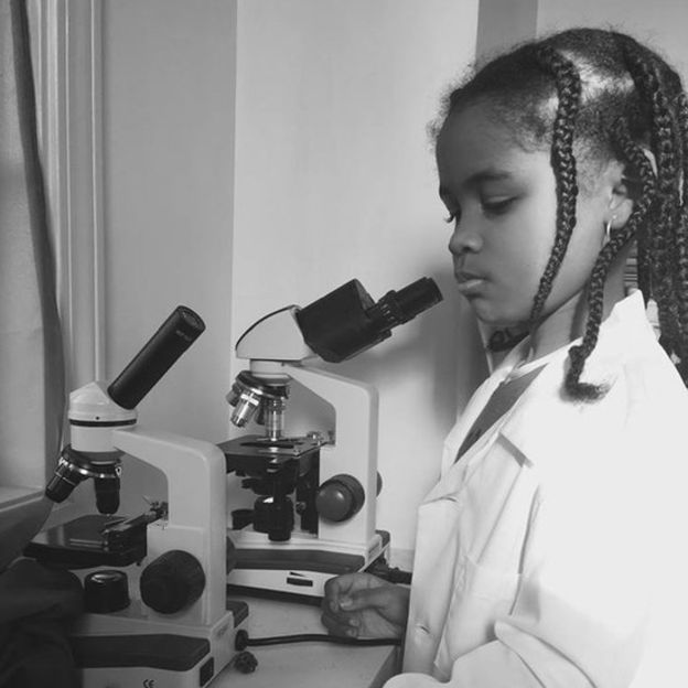 El interés de la pequeña hacia la ciencia comenzó cuando descubrió el microscopio con el que su padre estudiaba biología. (Foto: Amoy Antunet/Facebook)