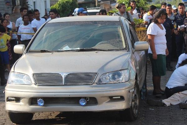 El cuerpo de Roberto González quedó a un costado de su vehículo. (Foto Prensa Libre: Danilo López)