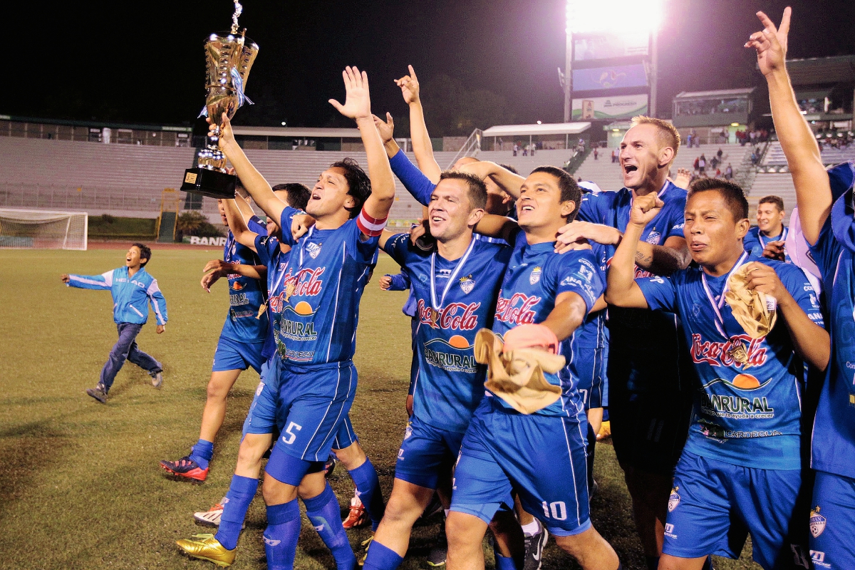 Los “Príncipes Azules” festejaron su título y quieren jugar en Liga Nacional. (Foto Prensa Libre: Norvin Mendoza)