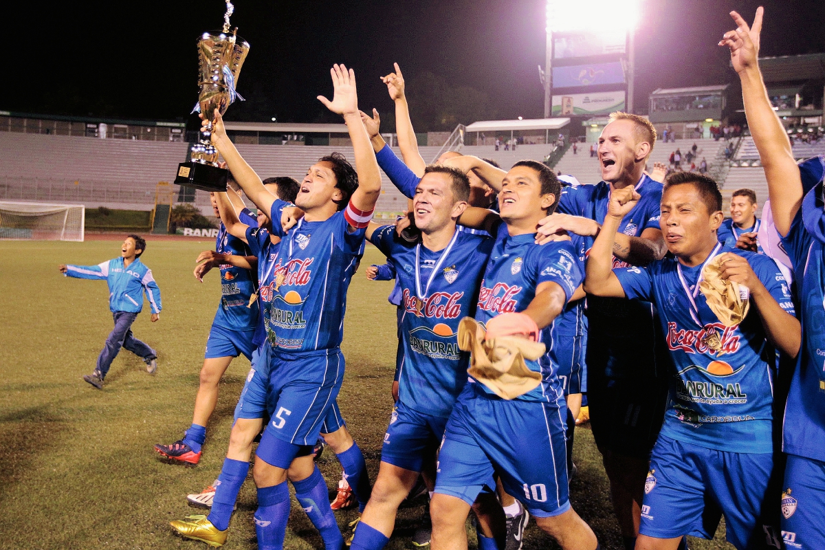 Los “Príncipes Azules” festejaron su título y quieren jugar en Liga Nacional. (Foto Prensa Libre: Norvin Mendoza)