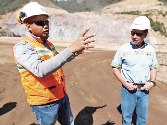 Oswaldo Bautista, gerente de la Región Suroccidente, y Gianluca Beverini, gerente general, explican los procesos.