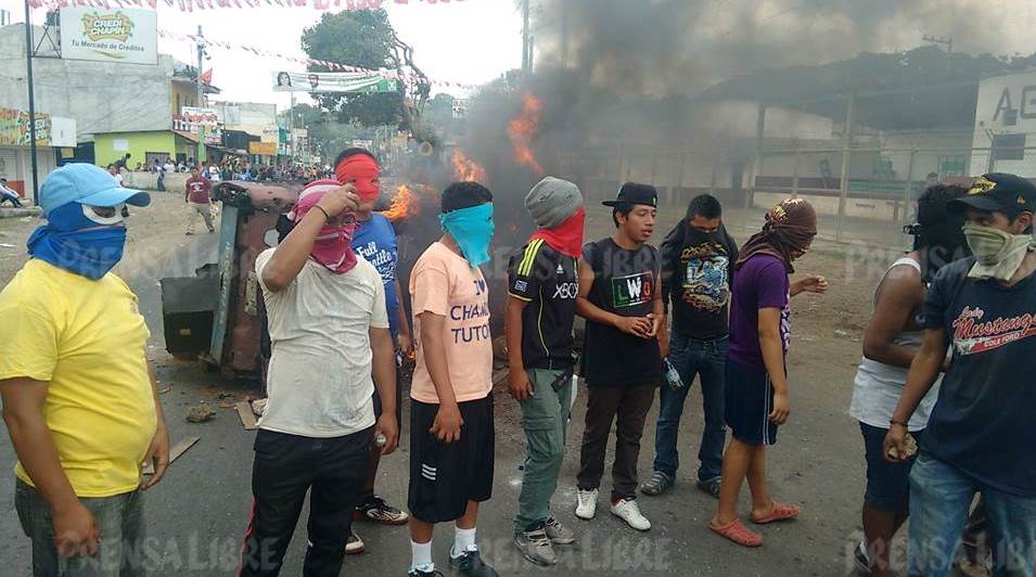 Pobladores inconformes con la elección del alcalde de Barberena, Santa Rosa, se cubren el rostro durante protesta.(Foto Prensa Libre: Oswaldo Cardona)