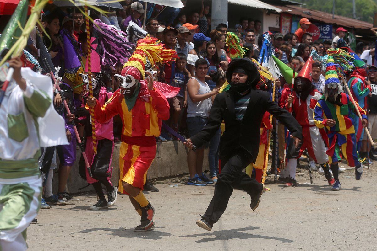 Un centurión persigue a un judío, en la tradición que se efectúa el Jueves y el Viernes Santo. (Foto Prensa Libre: EFE)