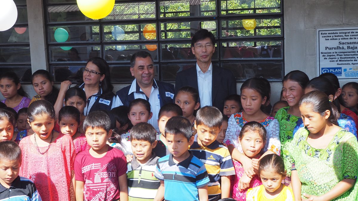 Estudiantes beneficiados, durante la ceremonia de inauguración. (Foto Prensa Libre: Cortesía)