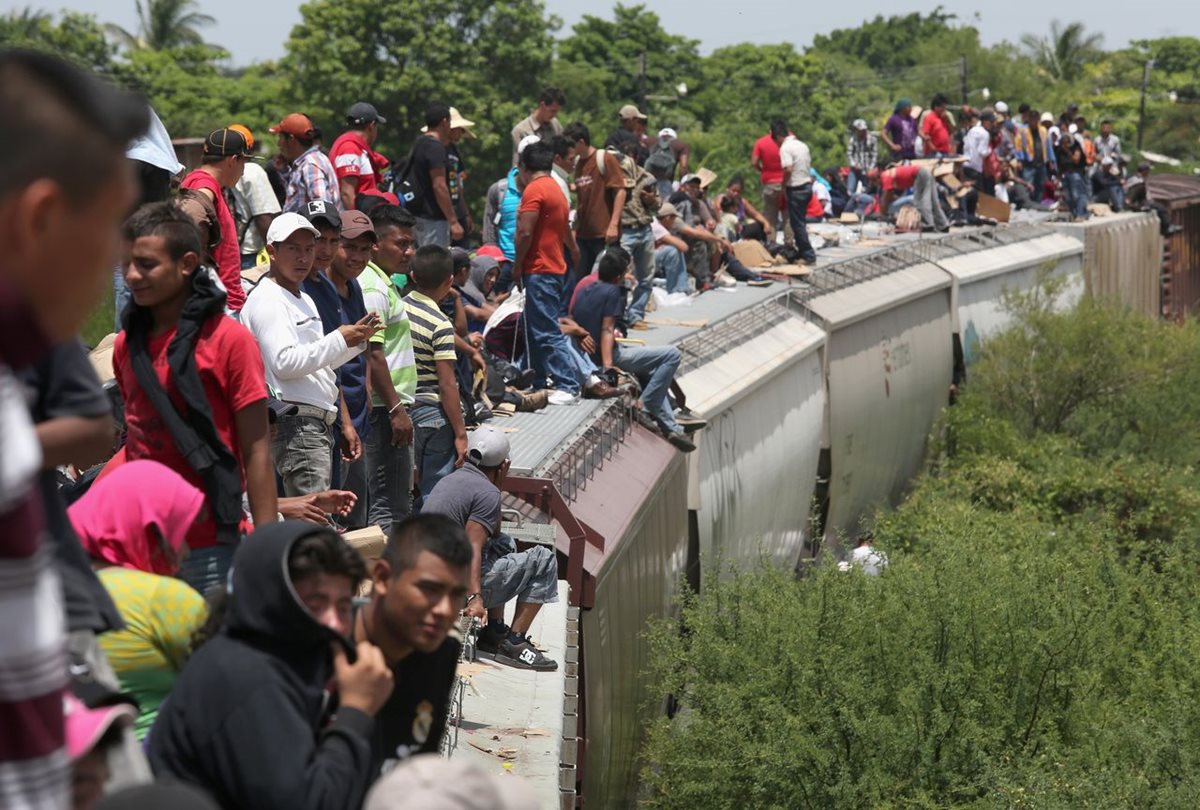 Migrantes centroamericanos viajan en el tren denominado La Bestía. (Foto Prensa Libre: Hemeroteca PL)
