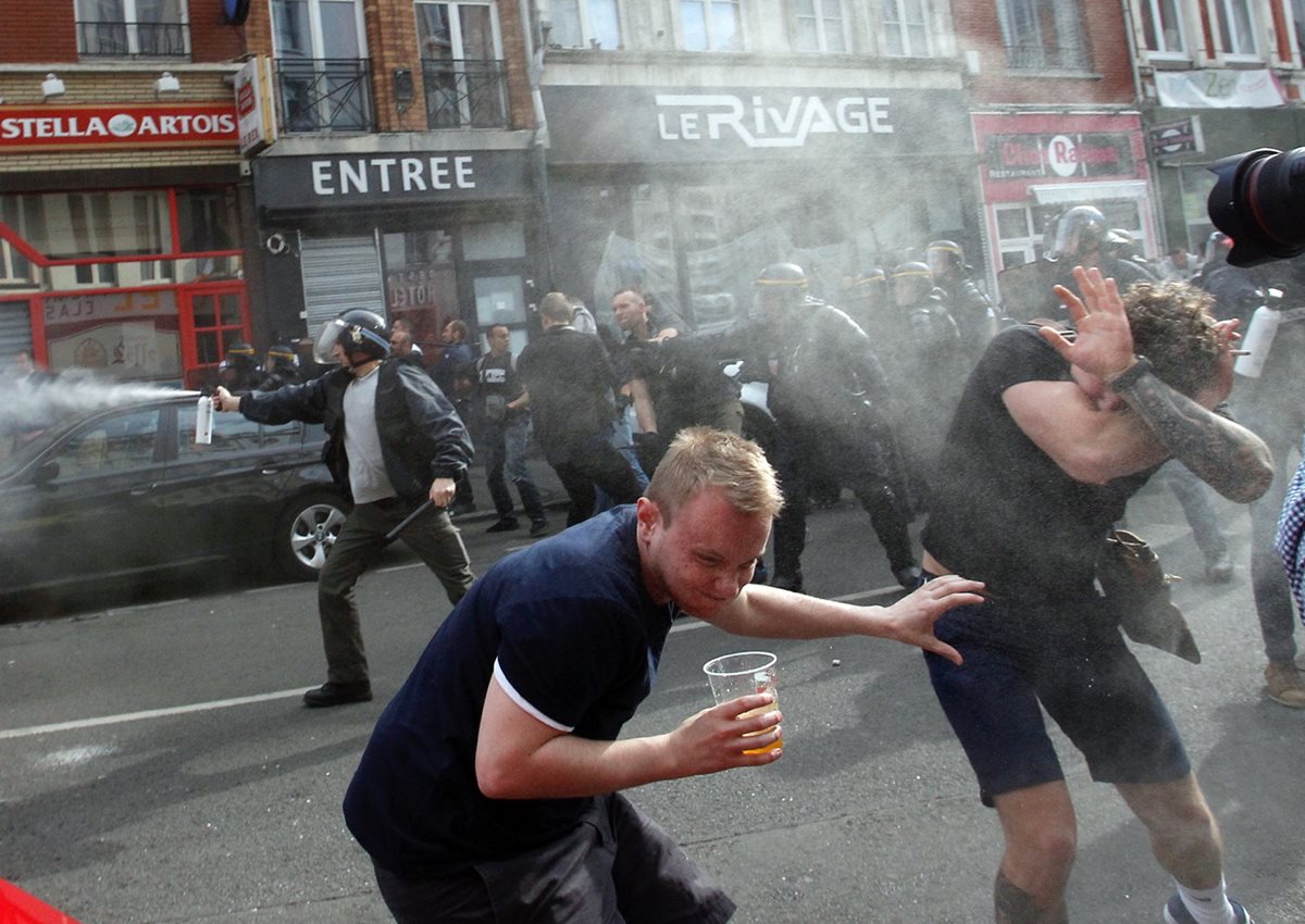 La policía tuvo que intervenir con gases lacrimógenos para evitar más actos violentos. (Foto Prensa Libre: AP)