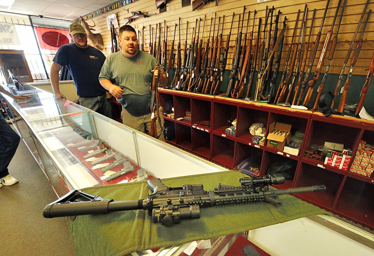 Una venta de armas en EE. UU. (Foto Prensa Libre: EFE).
