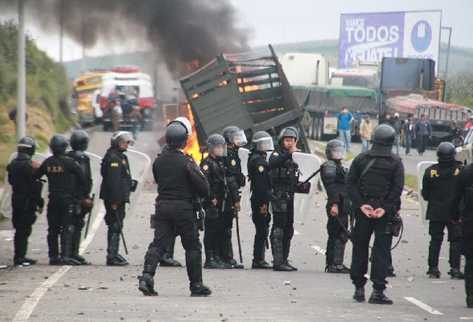 Un grupo de la fuerza policial, durante la protesta organizada por líderes de 48 cantones de Totonicapán, que terminó en  enfrentamiento.