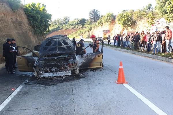 Autoridades inspeccionan el carro hallado en la Interamericana.