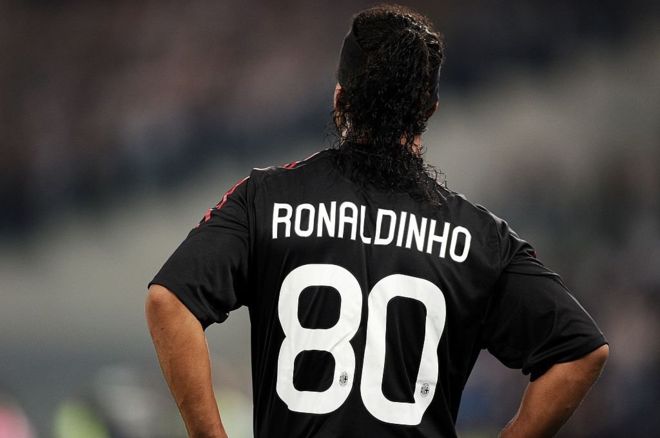 La elección del 80 de Ronaldinho ocurrió porque cuando llegó al Milán, el 10 que él quería ya lo tenía Clarence Seedorf. (Getty Images)