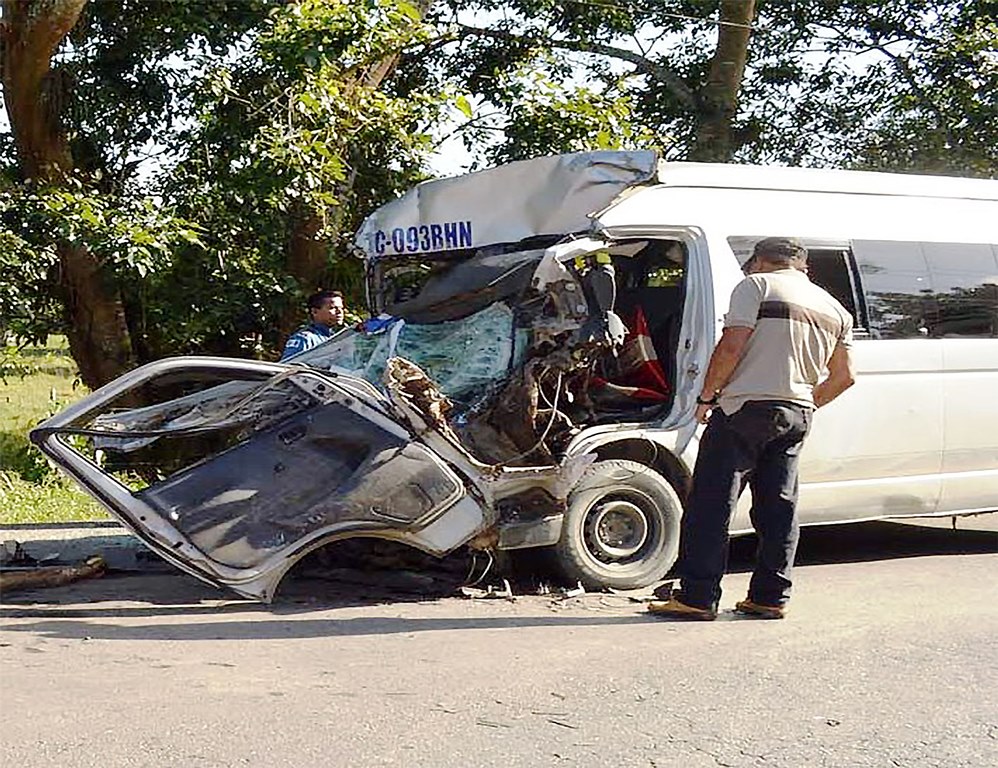 Un curioso observa el estado en el que quedó el microbús que colisionó contra un camión en la ruta que conduce a Honduras. (Foto Prensa Libre: Edwin Perdomo)