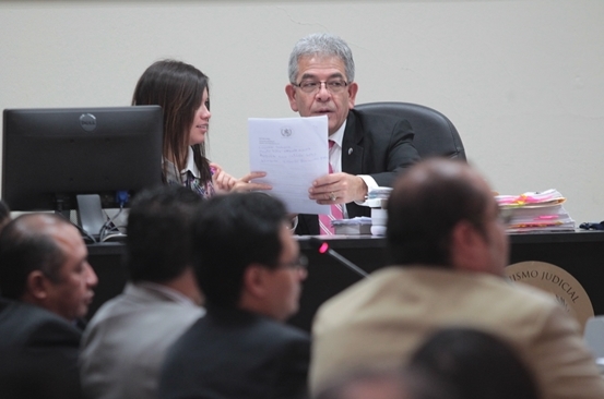 Miguel Ángel Gálvez evalúa los indicios presentados por el Ministerio Público. (Foto Prensa Libre: Edwin Bercián)