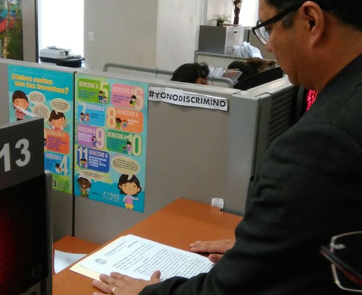 Byron Cabrera, jefe del departamento legal del IGSS, pide en el Ministerio Público se investigue la posible existencia de una estructura. (Foto: Prensa Libre: Andrea Orozco)